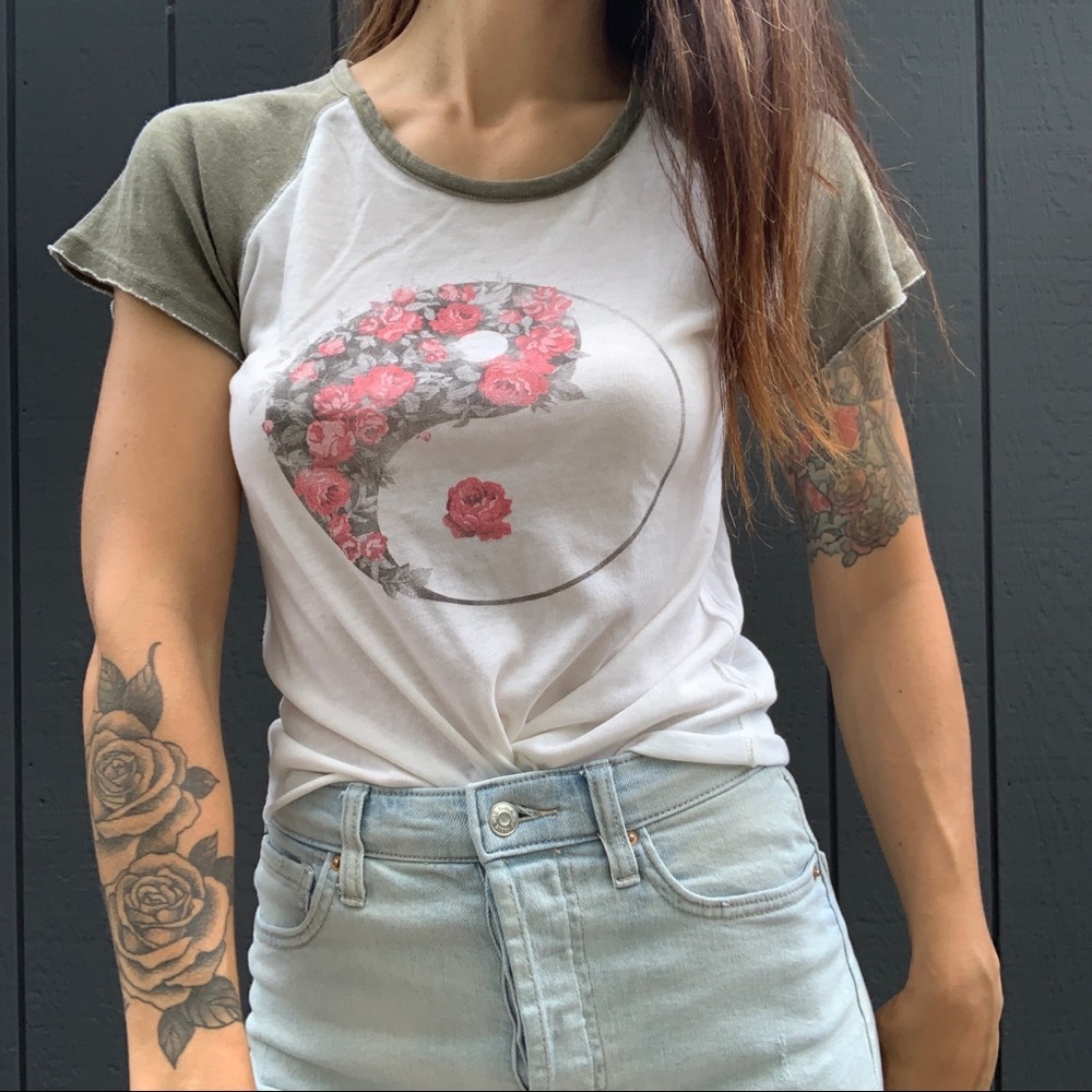 SOLD!!! Aeropostale 90s yin-yang baseball tee - Picture 3 of 5